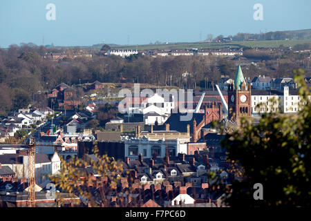 Londonderry, Nordirland, 2. Dezember 2015. Gebäude auf dem Gelände der ehemaligen britischen militärischen Ebrington Barracks in Londonderry ähneln den weißen Helm getragen durch die Stormtrooper in den Star Wars Filmen. Bildnachweis: George Sweeney / Alamy Live News Stockfoto