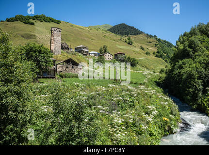 Enguri-Fluss gesehen von der Straße von Mestia auf Dörfer Gemeinschaft namens Ushguli im oberen Svanetia Region, Georgien Stockfoto