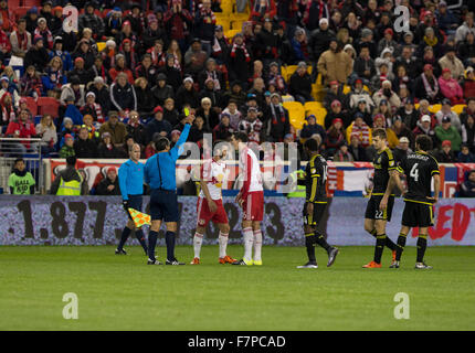 Harrison, NJ USA - 29. November 2015: Sacha Kljestan der neuen Red Bulls erhält gelbe Karte beim MLS Eastern Conference Finale gegen Columbus Crew SC Stockfoto