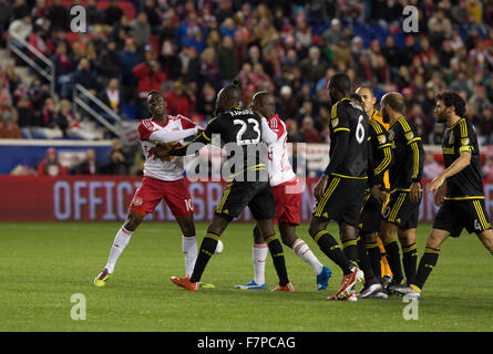 Harrison, New Jersey USA - 29. November 2015: Scharmützel im MLS Eastern Conference Finale zwischen den New York Red Bulls und Columbus Crew SC in der Red Bull Arena Stockfoto