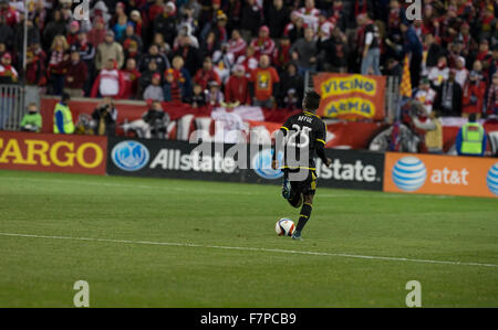 Harrison, NJ USA - 29. November 2015: Harrison Afful (25) der Columbus Crew SC steuert Kugel bei MLS Eastern Conference Finale gegen New York Red Bulls in der Red Bulls Arena Stockfoto