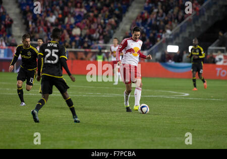 Harrison, NJ USA - 29. November 2015: Sacha Kljestan der neuen Red Bulls steuert Kugel bei MLS Eastern Conference Finale gegen Columbus Crew SC Stockfoto