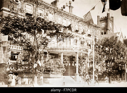 Hongkong und Shanghai Bank (später HSBC) verzweigen auf dem Bund in Shanghai, China zur Feier von Königin Victorias Diamant-Jubiläum am 22. Juni 1897 eingerichtet. Auf der linken Seite ist der gotische 5 Etagen Clock Tower von der chinesischen Maritime Zollgebäude. Beide Gebäude wurden durch die Neo-klassizistische Bauten ersetzt, die heute in den 1920er Jahren stehen. Stockfoto