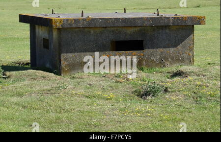 Eine stillgelegte Bunker am RAF Upper Heyford befindet sich eine Station der Royal Air Force 5 Meilen entfernt von Bicester. Zunächst verwendet von der Royal Flying Corps im Jahre 1916. Während der Zwischenkriegszeit und weiter durch den zweiten Weltkrieg wurde die Basis vor allem als Ausbildungsstätte genutzt. Während des Kalten Krieges diente die Basis als Basis für strategische Bomber der United States Air Force strategische Air Command (SAC) und späteren United States Air Forces In Europe (USAFE) taktische Aufklärung, Kämpfer und Jagdbomber Flugzeuge im Vereinigten Königreich. Datierte 2015 Stockfoto