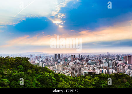 Bewölkt Dämmerung Himmel an einem Frühlingsabend mit Sonnenschein Strahlen an der breiten Stadtbild Stadtrand von Taipei, Taiwan Stockfoto