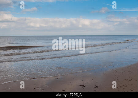 Ein englischer Strand im Winter mit einem dramatischen Wolkenhimmel. Stockfoto