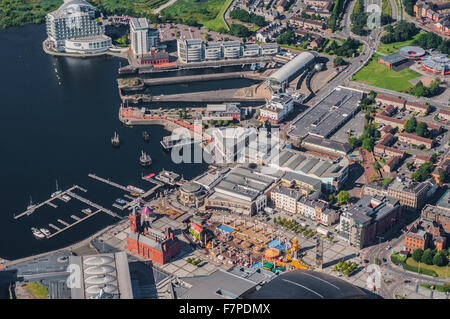 Aus der Vogelperspektive über das Stadtzentrum von Cardiff Stockfoto