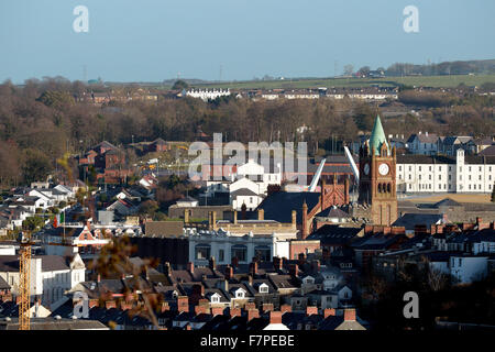 Londonderry, Nordirland, 2. Dezember 2015. Gebäude auf dem Gelände der ehemaligen britischen militärischen Ebrington Barracks in Londonderry ähneln den weißen Helm getragen durch die Stormtrooper in den Star Wars Filmen. Bildnachweis: George Sweeney / Alamy Live News Stockfoto