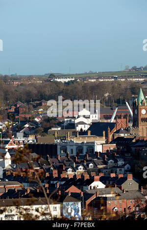 Londonderry, Nordirland, 2. Dezember 2015. Gebäude auf dem Gelände der ehemaligen britischen militärischen Ebrington Barracks in Londonderry ähneln den weißen Helm getragen durch die Stormtrooper in den Star Wars Filmen. Bildnachweis: George Sweeney / Alamy Live News Stockfoto