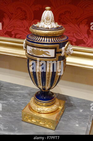 Soft-Paste Porzellanvase mit vergoldeter Bronze stehen. Frankreich. Vom 18. Jahrhundert Stockfoto