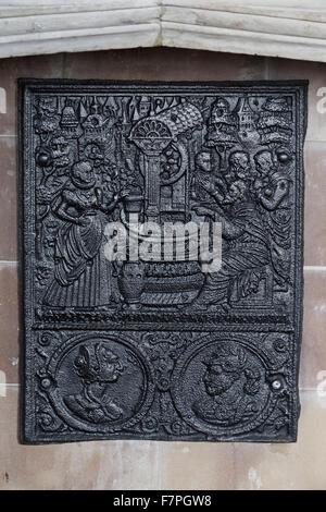 Ein elisabethanisches Eisen Fireback Darstellung Christi und Frau von Samaria, in Henry Ferrerss Schlafzimmer in Baddesley Clinton, Warwickshire. Stockfoto