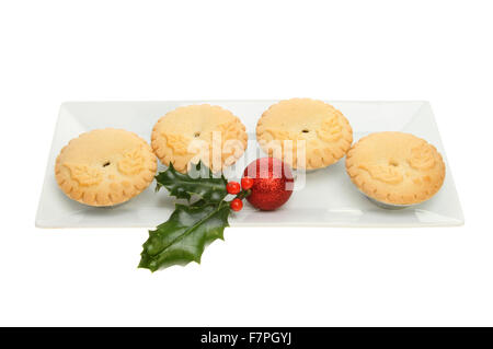 Mince Pies mit Holly und eine Christbaumkugel auf einer rechteckigen Platte isoliert gegen weiß Stockfoto