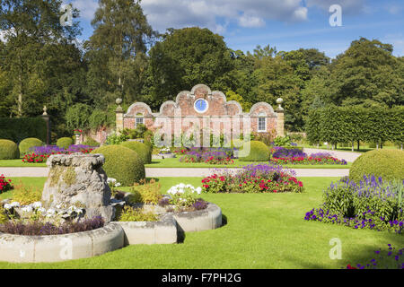 Das Victorian-Parterre-Gartens an Erddig, Wrexham, Wales, im September. Die Uhr an der Spitzer Giebelwand wurde von Stansty Park gebracht und an der Wand ca. 1912 hinzugefügt. Stockfoto