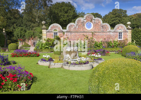 Das Victorian-Parterre-Gartens an Erddig, Wrexham, Wales, im September. Die Uhr an der Spitzer Giebelwand wurde von Stansty Park gebracht und an der Wand ca. 1912 hinzugefügt. Stockfoto