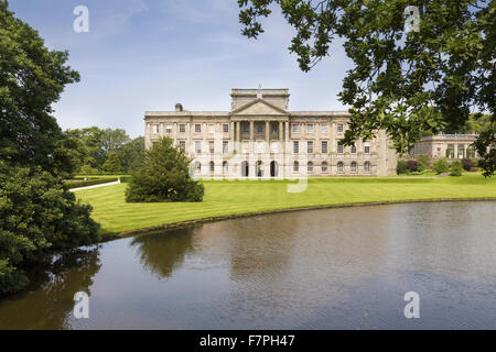 Blick auf den Süden Front von Lyme Park, Cheshire, gesehen aus über den See im Sommer. Das Haus war ursprünglich elisabethanischen aber verwandelte sich im Italianate-Stil vom Architekten Giacomo Leoni im frühen achtzehnten Jahrhundert. Stockfoto