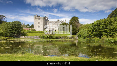 Blick über den See nach Südosten vorne Sizergh Schloß, Cumbria, im Juni. Stockfoto