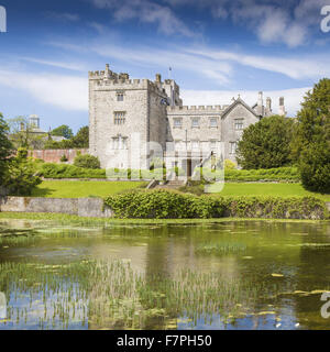 Blick über den See nach Südosten vorne Sizergh Schloß, Cumbria, im Juni. Stockfoto