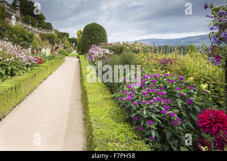 Sommer-Grenzen in voller Blüte entlang der Orangerie-Terrasse am Powis Castle und Garten, Powys, Wales, im August. Blumen gezeigt, enthalten japanische Anemonen, Monardas und Dahlien. Stockfoto