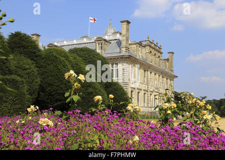 Blick auf den Süden Front von Kingston Lacy, Dorset, mit Sommerblumen blühen im Vordergrund zu sehen. Stockfoto