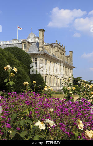 Blick auf den Süden Front von Kingston Lacy, Dorset, mit Sommerblumen blühen im Vordergrund zu sehen. Stockfoto