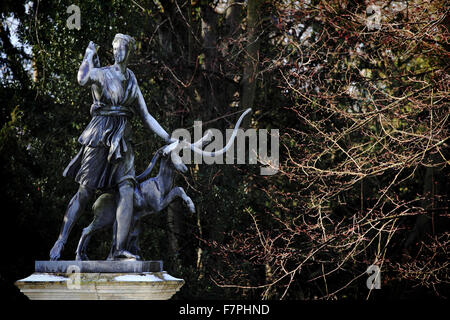 Die Statue der Diana am westlichen Ende von dem Croquet Rasen an Polesden Lacey. Stockfoto