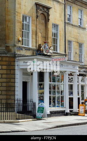 Eine H-Hale-Apotheke im Jahre 1826 gegründet und befindet sich in der Argyle Street, Bath ist ein Beispiel der georgischen Architektur in dieser Stadt in Somerset, England. Die meisten Gebäude in Bad sind die lokale, goldfarbenen Bath-Stein aus, und viele stammen aus dem 18. und 19. Jahrhundert Stockfoto