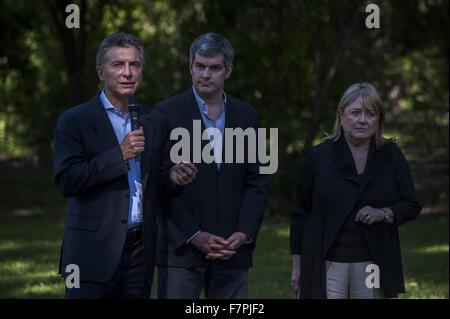 Buenos Aires, Buenos Aires, Argentinien. 2. Dezember 2015. Argentiniens gewählter Präsident Mauricio Macri, flankiert von ernannten Chief der Schrank Marcos Pe'' "ein und ernannte Minister für auswärtige Angelegenheiten Susana Malcorrra, gibt eine Pressekonferenz nach der Einführung seines ernannten neuen Kabinetts in Buenos Aires Botanic Gardens. © Patricio Murphy/ZUMA Draht/Alamy Live-Nachrichten Stockfoto