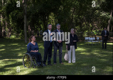 Buenos Aires, Buenos Aires, Argentinien. 2. Dezember 2015. Flankiert von Vice-President-elect Gabriela Michetti (links) und ernannte Chef des Kabinetts Marcos Pe'' "ein und Schwiegervaters Minister für auswärtige Angelegenheiten Susana Malcorra, Argentinien Präsident Mauricio Macri gibt eine Pressekonferenz nach der Einführung seines ernannten neuen Kabinetts in Buenos Aires Botanic Gardens. © Patricio Murphy/ZUMA Draht/Alamy Live-Nachrichten Stockfoto