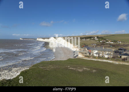 Blick auf den Sturm beschädigt Klippen und Strand bei Birling Gap, East Sussex, abgebildet im Februar 2014 mit Abriss Arbeit gesehen statt auf gefährdete Klippe Gebäude. Extreme Wetterereignisse im Januar und Februar des gleichen Jahres führte in sieben Jahren Stockfoto