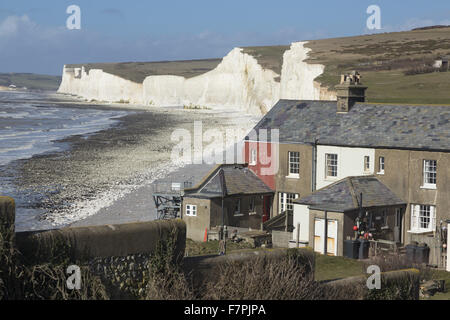 Blick auf den Sturm beschädigt Klippen und Strand bei Birling Gap, East Sussex, abgebildet im Februar 2014 mit der Küstenwache Hütten im Vordergrund zu sehen. Extreme Wetterereignisse im Januar und Februar des gleichen Jahres führte sieben Jahre im Wert von Erosion am Stockfoto