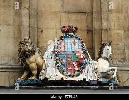 Königliches Wappen vom Eingang zu A H Hale Apotheke, im Jahre 1826 gegründet und befindet sich in der Argyle Street, Bath, England, kann aus dem 18. Jahrhundert datieren. Stockfoto