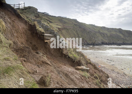 Blick auf den Sturm beschädigt Klippen, Schritte und Strand von Rhossili Bucht, Gower, Swansea, Wales, abgebildet im Februar 2014. Teil der Felswand stürzte am 22. Januar 2014 nach Erosion durch starke Sturmfluten. Stockfoto