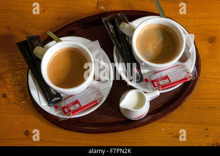 Zwei Kaffeetassen auf einem Tablett, Prager Café-Bar Stockfoto