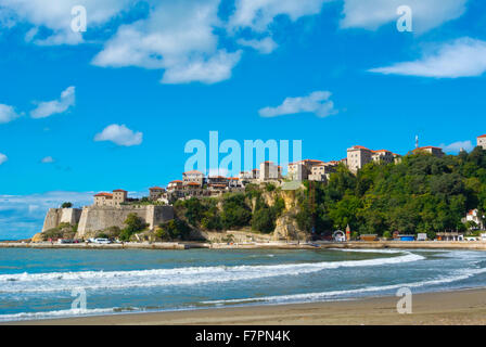 Mala Plaza, Uferpromenade mit kleinen Strand mit Stari Grad der Altstadt im Hintergrund, Ulcinj Ulqin, Montenegro, Crna Gora, Europ Stockfoto