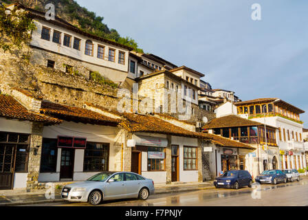 Traditionellen typisch osmanischen Ära Häuser, Rruga Antipatrea Straße, Berat, Albanien Stockfoto