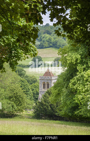 St Michael & All Angels Church, Hughenden, Buckinghamshire. Viktorianischen Premierminister Benjamin Disraeli ist in der Nähe von Ostende der nördlichen Kapelle begraben. Stockfoto