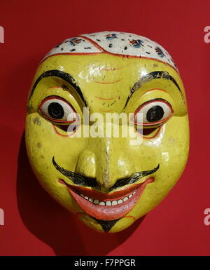 Kolam Maske. Aufwändige Masken wie diese wurden von Tänzern verwendet, um ein zentrales Thema bei den rituellen Tänzen Kolam (Masquerade) ausleben. Hergestellt aus Kaduru oder Ruk-Attana Holz lackiert, Sri Lanka, 1771 – 1900. Stockfoto