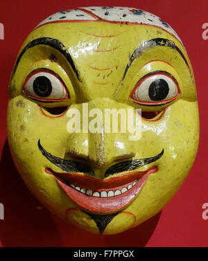 Kolam Maske. Aufwändige Masken wie diese wurden von Tänzern verwendet, um ein zentrales Thema bei den rituellen Tänzen Kolam (Masquerade) ausleben. Hergestellt aus Kaduru oder Ruk-Attana Holz lackiert, Sri Lanka, 1771 – 1900. Stockfoto