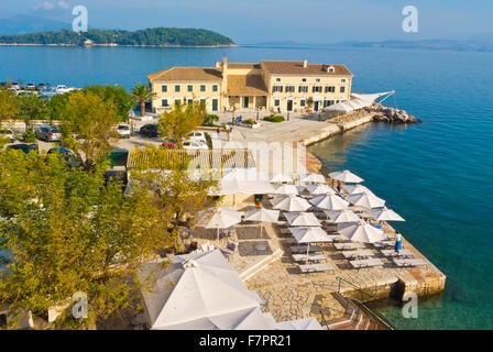 Faliraki, Strand und Restaurant, Korfu-Stadt, Insel Korfu, Ionische Inseln, Griechenland Stockfoto