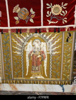 Altar für in St. Michael und alle Engel Anglican Church in Hughenden, Buckinghamshire, England. Eng verbunden mit der nahe gelegenen Hughenden Manor und der ehemalige Premierminister des Vereinigten Königreichs, Benjamin Disraeli, die auf dem Friedhof begraben ist. Stockfoto