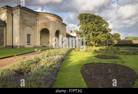 Die Orangerie in Nostell Priory und Parkland, West Yorkshire. Das Herrenhaus wurde auf dem Gelände eines mittelalterlichen Klosters erbaut. Stockfoto