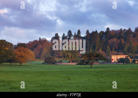 Blick über den Park, um das Haus am Killerton, Devon, im September. Stockfoto