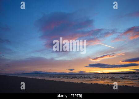 Solway Solway Küste. Sonnenuntergang am North unscheinbare in Richtung Criffel. Bowness auf Solway, Solway Küste, Cumbria, England, UK. Stockfoto