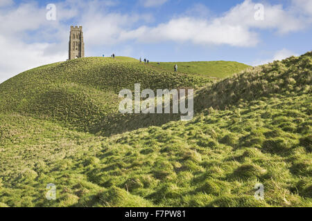 Ansicht des Glastonbury Tor, Somerset. Der Turm auf dem Gipfel ist der einzige erhaltene Teil der Kirche von St. Michael, die im 15. Jahrhundert erbaut wurde. Stockfoto