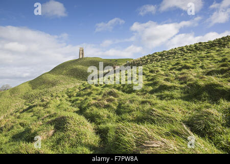 Ansicht des Glastonbury Tor, Somerset. Der Turm auf dem Gipfel ist der einzige erhaltene Teil der Kirche von St. Michael, die im 15. Jahrhundert erbaut wurde. Stockfoto