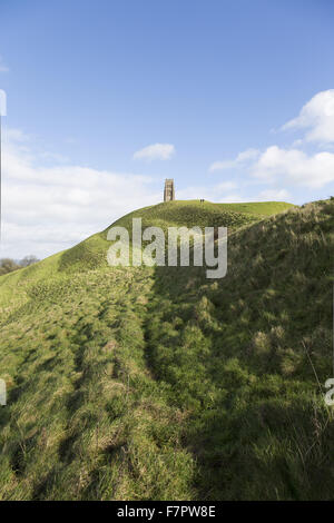 Ansicht des Glastonbury Tor, Somerset. Der Turm auf dem Gipfel ist der einzige erhaltene Teil der Kirche von St. Michael, die im 15. Jahrhundert erbaut wurde. Stockfoto