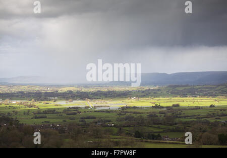 Ein Blick auf überfluteten Felder aus Glastonbury Tor, Somerset, Blickrichtung Nordwesten Wedmore mit der Mendip Hills in der Ferne. Stockfoto