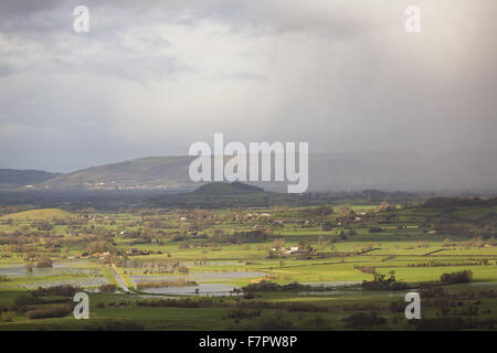 Ein Blick auf überfluteten Felder aus Glastonbury Tor, Somerset, Blickrichtung Nordwesten Wedmore mit der Mendip Hills in der Ferne. Stockfoto