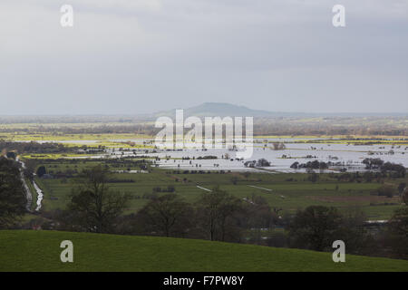 Ein Blick auf überfluteten Felder aus Glastonbury Tor, Somerset, Blickrichtung Nordwesten Wedmore mit der Mendip Hills in der Ferne. Stockfoto