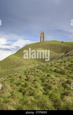 Ansicht des Glastonbury Tor, Somerset. Der Turm auf dem Gipfel ist der einzige erhaltene Teil der Kirche von St. Michael, die im 15. Jahrhundert erbaut wurde. Stockfoto